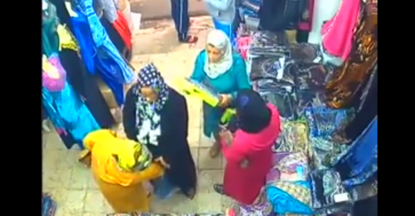 VIDÉO : DES VOLEUSES VOILÉES DÉVALISENT UN COMMERCE…