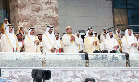 SM le Roi assiste au défilé organisé à Abou Dhabi par l’Etat des Emirats Arabes Unis à l’occasion de sa 43ème journée nationale