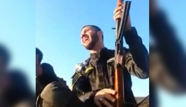 2 SOLDATS SE FILMENT PUIS REÇOIVENT UNE ROQUETTE…