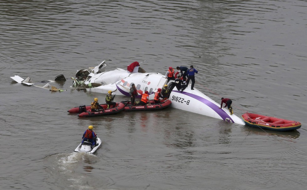 Vidéo: crash d’avion au Taïwan, 11 personnes présumées mortes