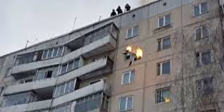 Un Russe en feu saute d’un immeuble