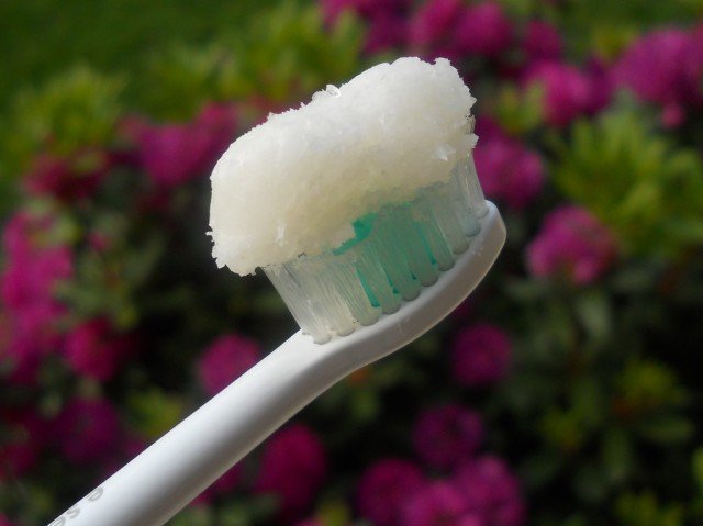 L’huile de coco est mieux que n’importe quel dentifrice